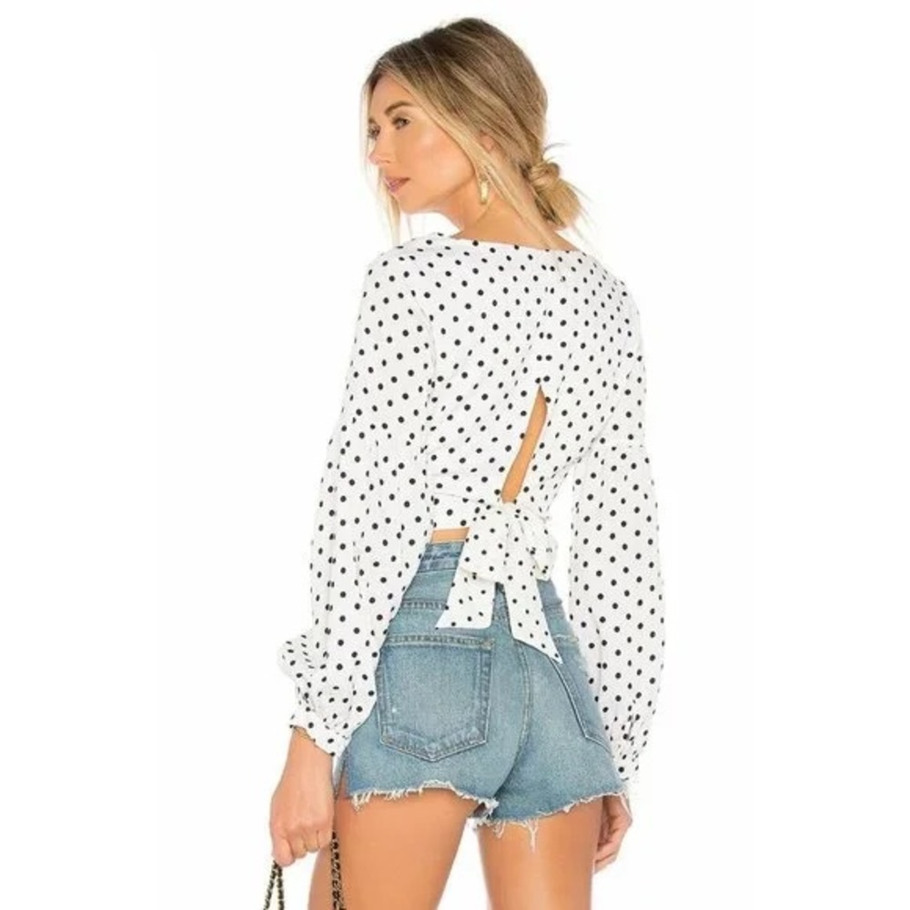 superdown Yasmin Tie Back Crop Top in White & Black Size L